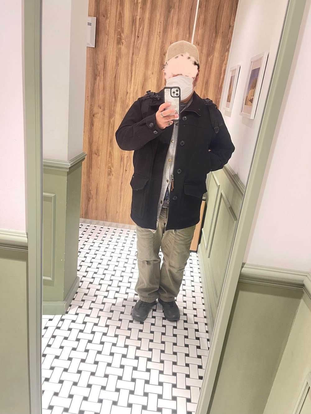 ブラック系のジャケット/アウター、グレー系のスウェット、その他のTシャツ/カットソーを着用したメンズの冬コーディネートの3枚目の写真