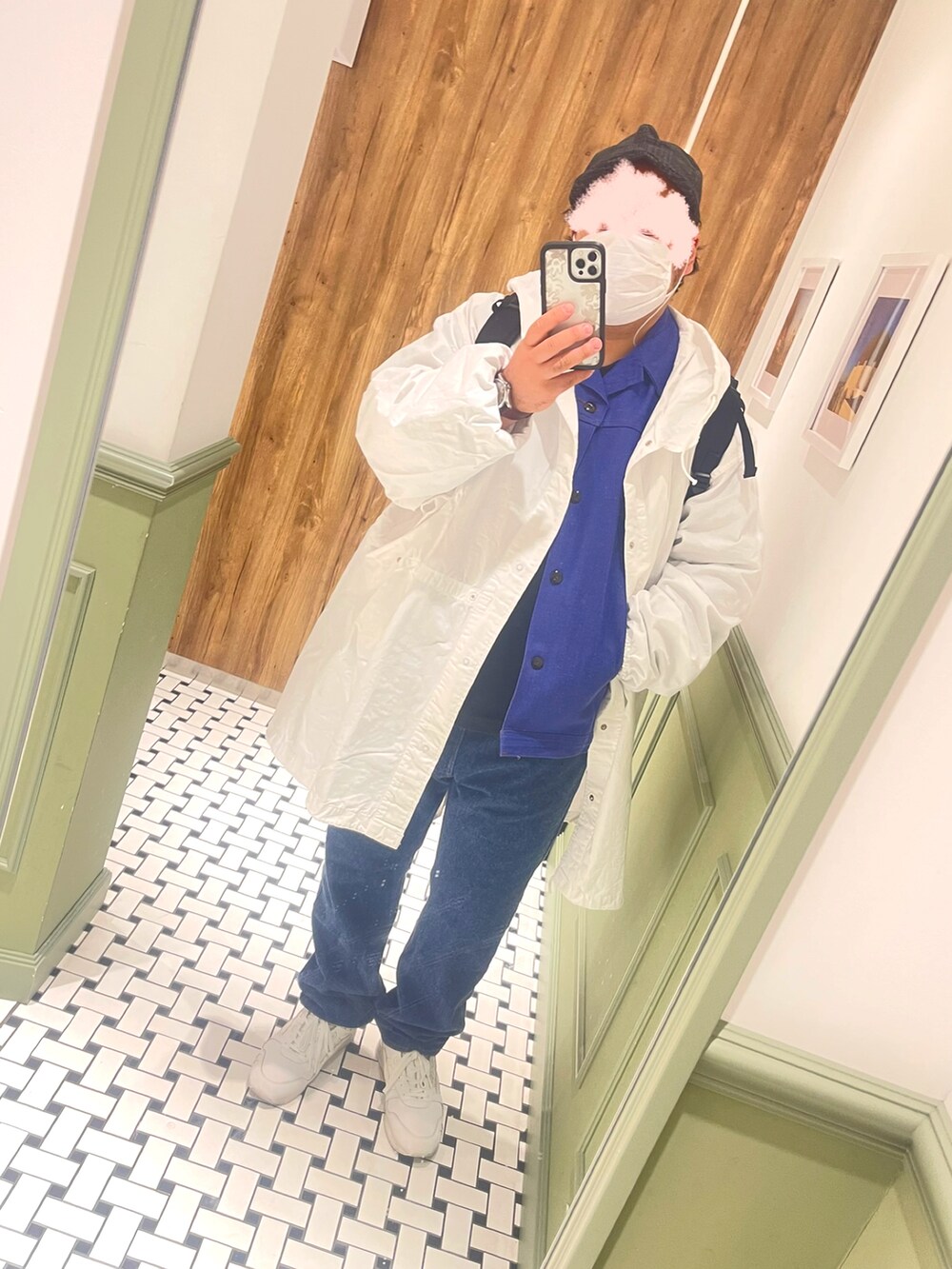 ホワイト系のモッズコート、パープル系のシャツ/ブラウス、ホワイト系のスニーカーを着用したメンズの春コーディネートの2枚目の写真