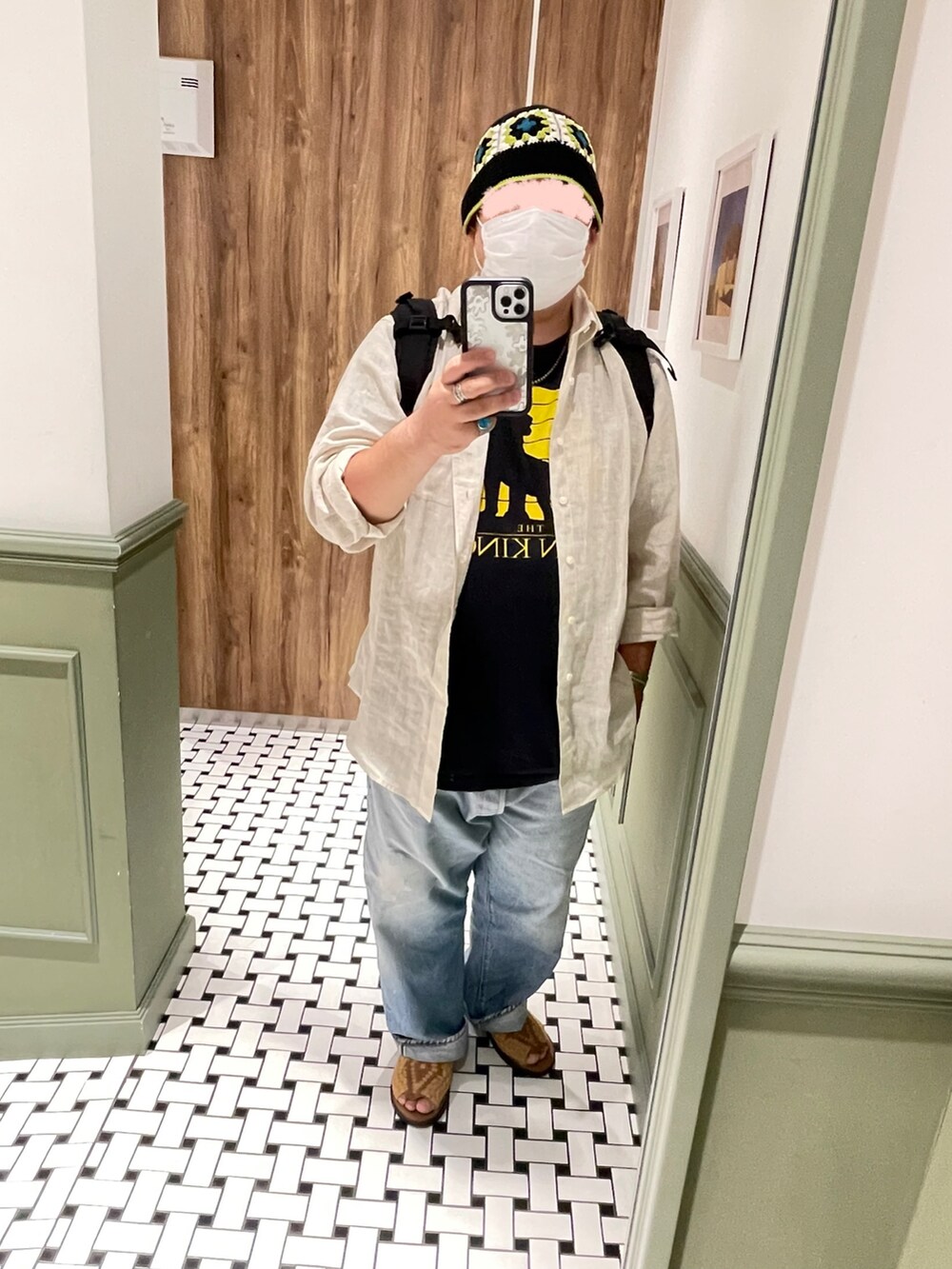 ベージュ系のシャツ/ブラウス、ブラック系のTシャツ/カットソー、ブルー系のデニムパンツを着用したメンズの夏コーディネートの3枚目の写真