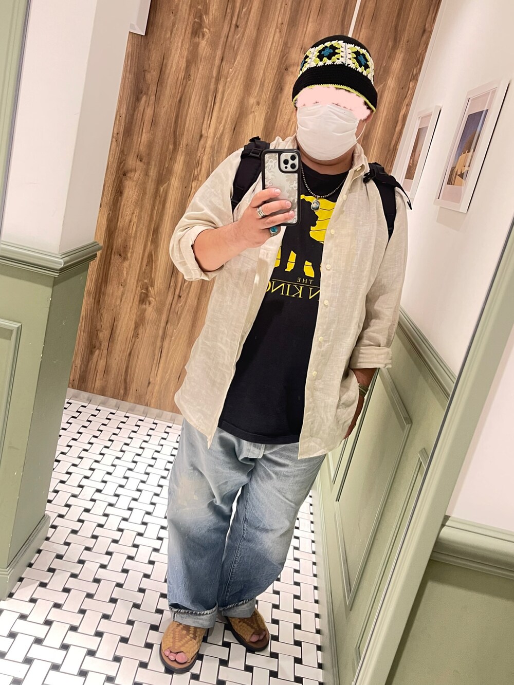 ベージュ系のシャツ/ブラウス、ブラック系のTシャツ/カットソー、ブルー系のデニムパンツを着用したメンズの夏コーディネートの5枚目の写真