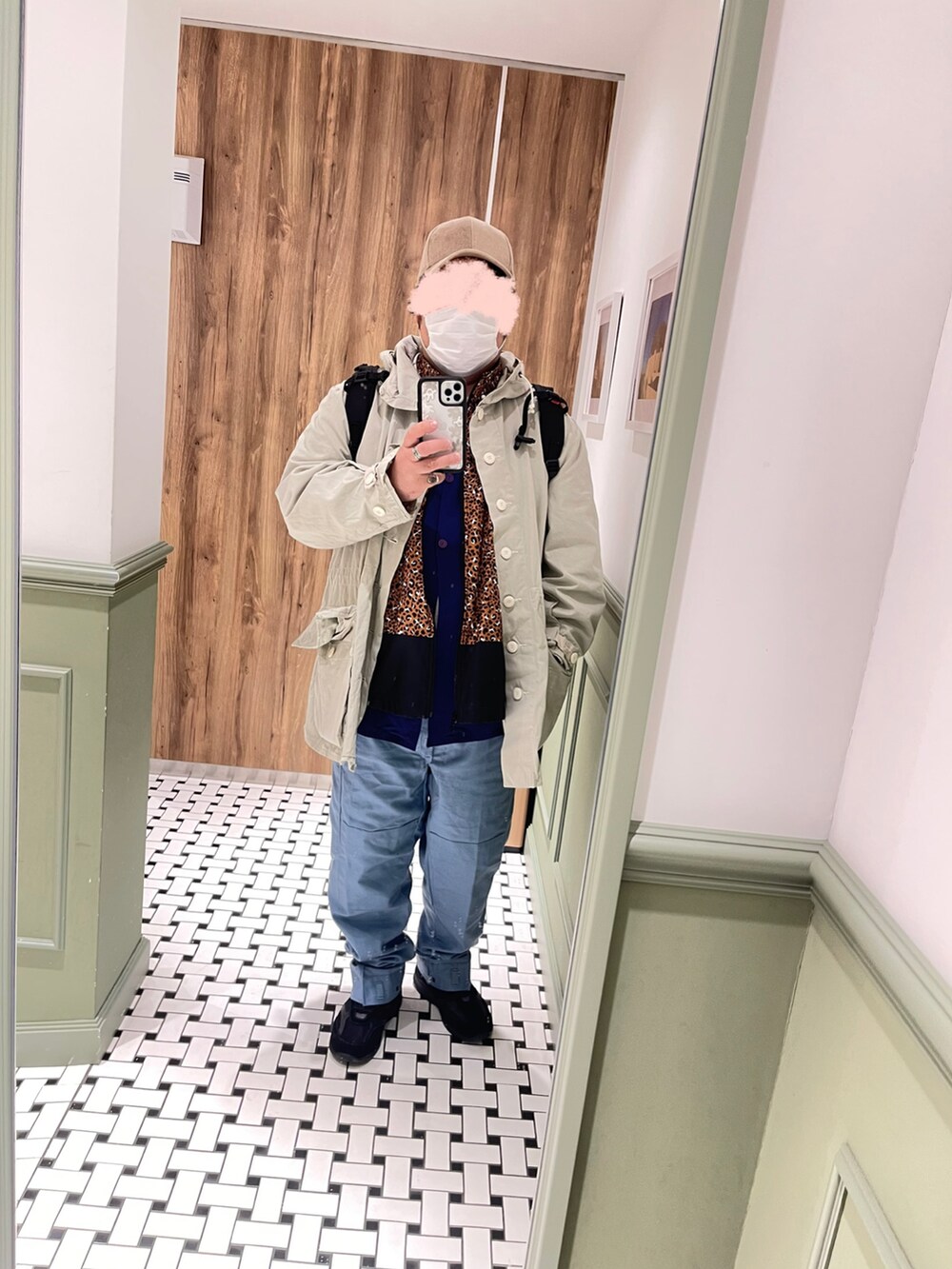 ホワイト系のその他アウター、その他のナイロンジャケット、ブルー系のシャツ/ブラウスを着用したメンズの春コーディネートの2枚目の写真