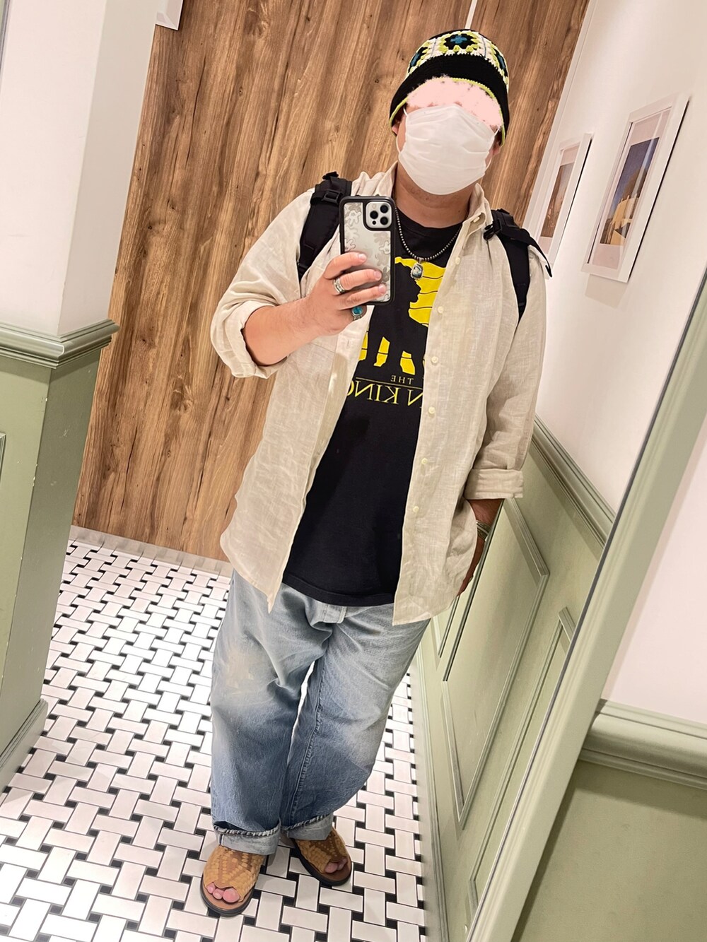 ベージュ系のシャツ/ブラウス、ブラック系のTシャツ/カットソー、ブルー系のデニムパンツを着用したメンズの夏コーディネートの4枚目の写真