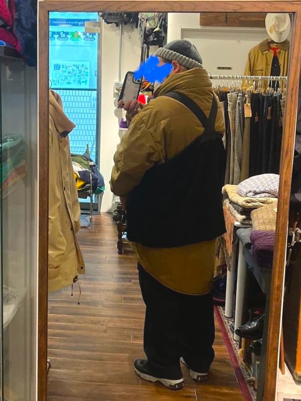 その他のダウンジャケット/コート、ブラック系のベスト、ブラック系のスウェットパンツを着用したメンズの冬コーディネートの3枚目の写真