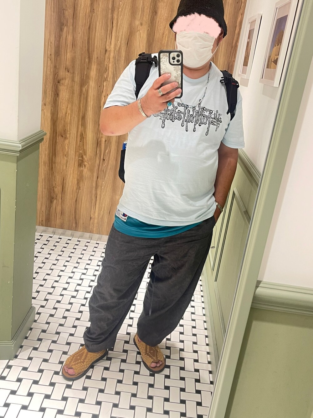 ブルー系のTシャツ/カットソー、ブルー系のその他トップス、グレー系のその他パンツを着用したメンズの夏コーディネートの2枚目の写真