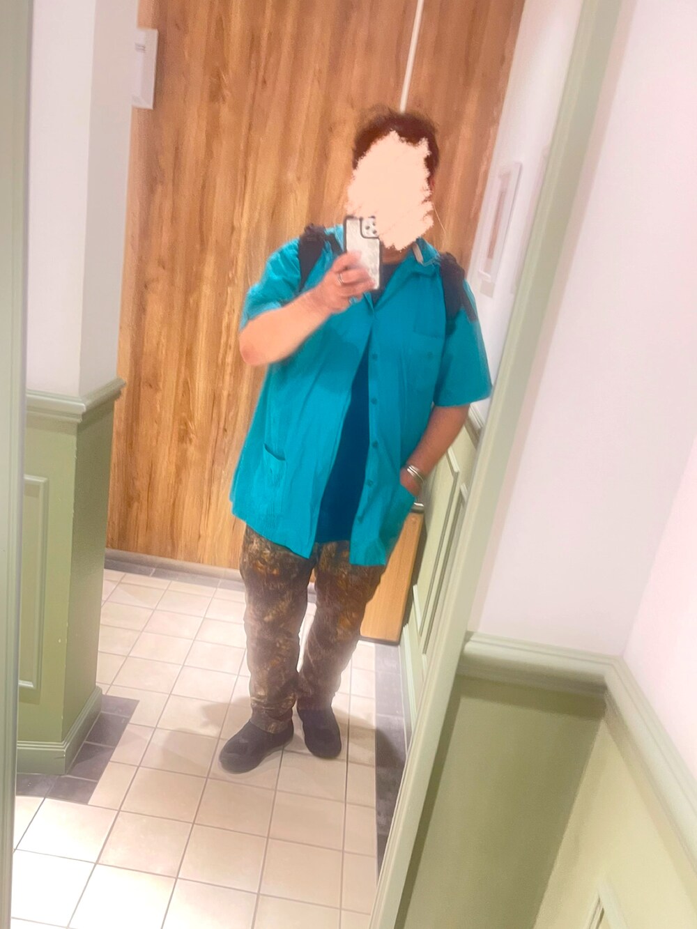 グリーン系のシャツ/ブラウス、ブラウン系のパンツ、ブラック系のスニーカーを着用したメンズの秋コーディネートの2枚目の写真