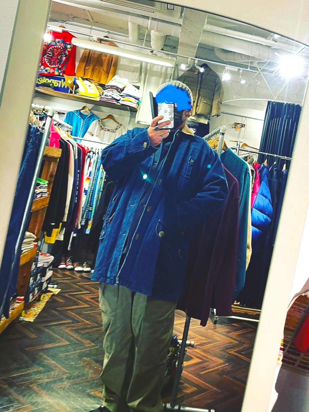 グリーン系のパンツ、ブラック系のスニーカー、ブラック系のシャツ/ブラウスを着用したメンズの冬コーディネートの4枚目の写真