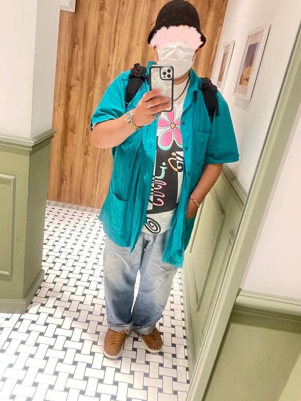 ホワイト系のTシャツ/カットソー、グリーン系のシャツ/ブラウス、ブルー系のデニムパンツを着用したメンズの夏コーディネートの2枚目の写真