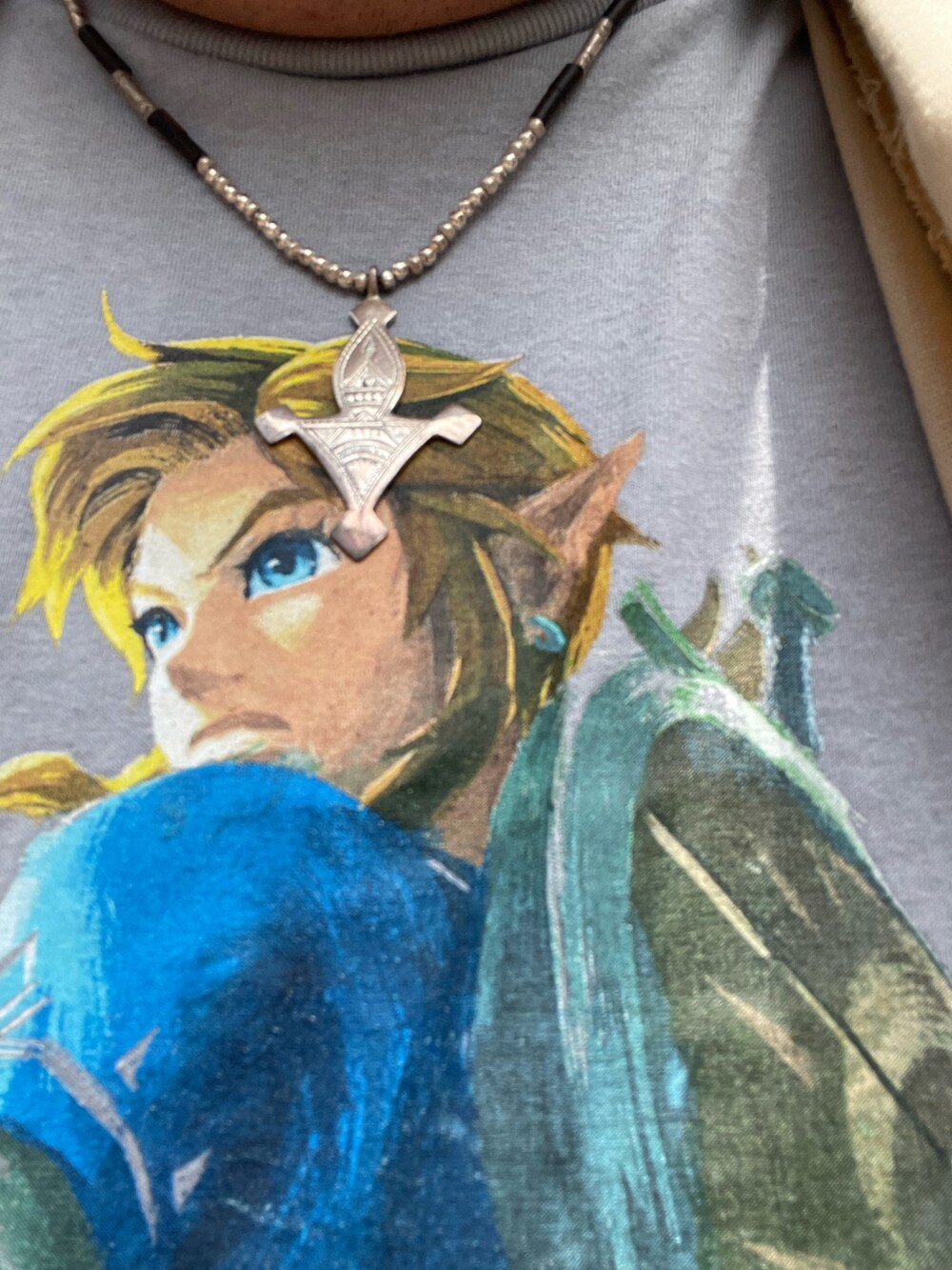 ベージュ系のシャツ/ブラウス、グレー系のTシャツ/カットソー、ブラウン系のその他パンツを着用したメンズの夏コーディネートの5枚目の写真