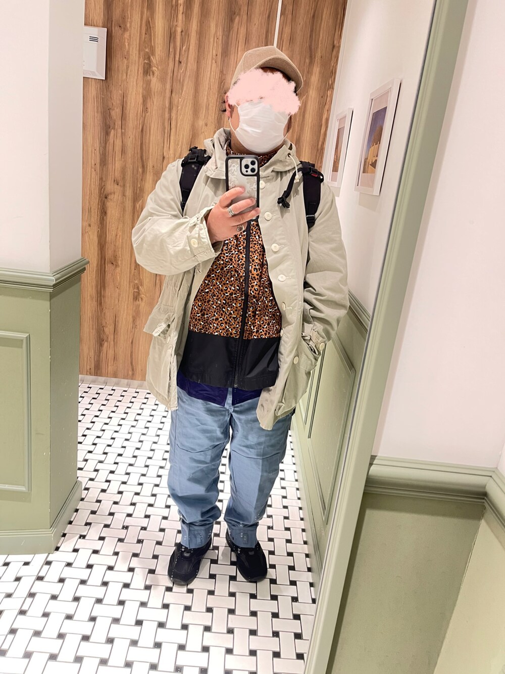 ホワイト系のその他アウター、その他のナイロンジャケット、ブルー系のシャツ/ブラウスを着用したメンズの春コーディネートの3枚目の写真