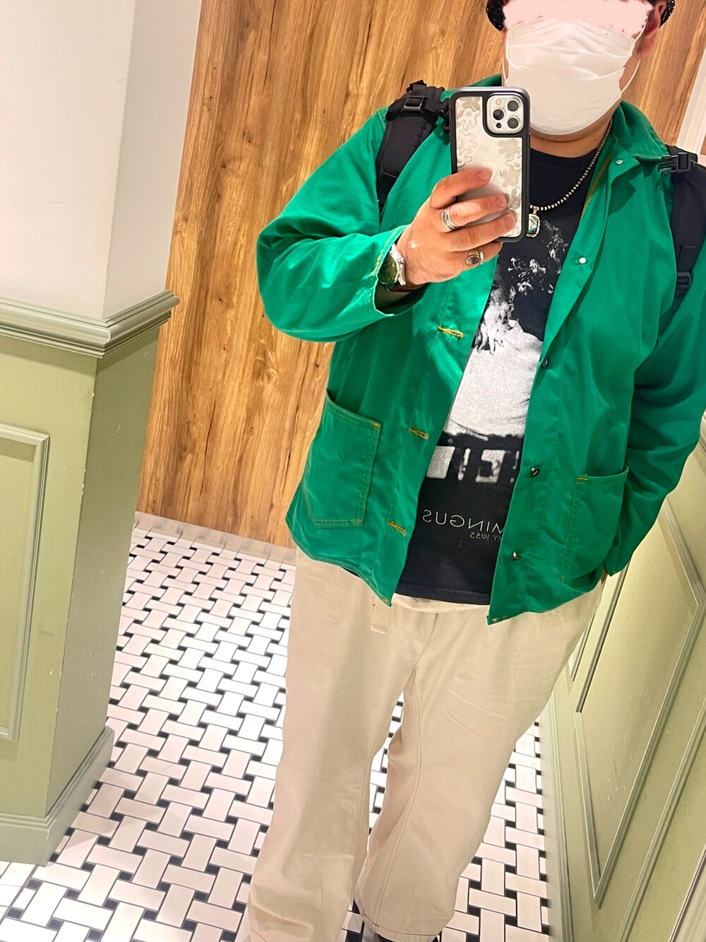 グリーン系のジャケット/アウター、ブラック系のTシャツ/カットソー、ホワイト系のその他パンツを着用したメンズの夏コーディネートの4枚目の写真