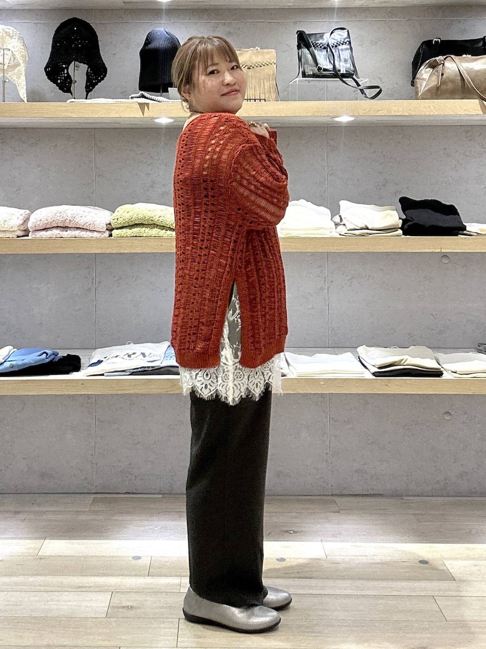 その他のパンプス、グレー系のその他パンツ、レッド系のニット/セーターを着用したレディースの春コーディネートの3枚目の写真