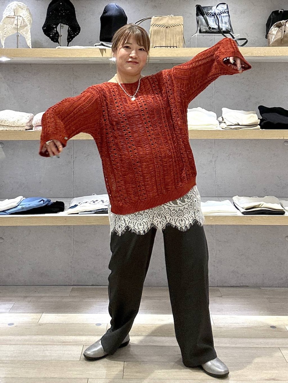 その他のパンプス、グレー系のその他パンツ、レッド系のニット/セーターを着用したレディースの春コーディネートの4枚目の写真