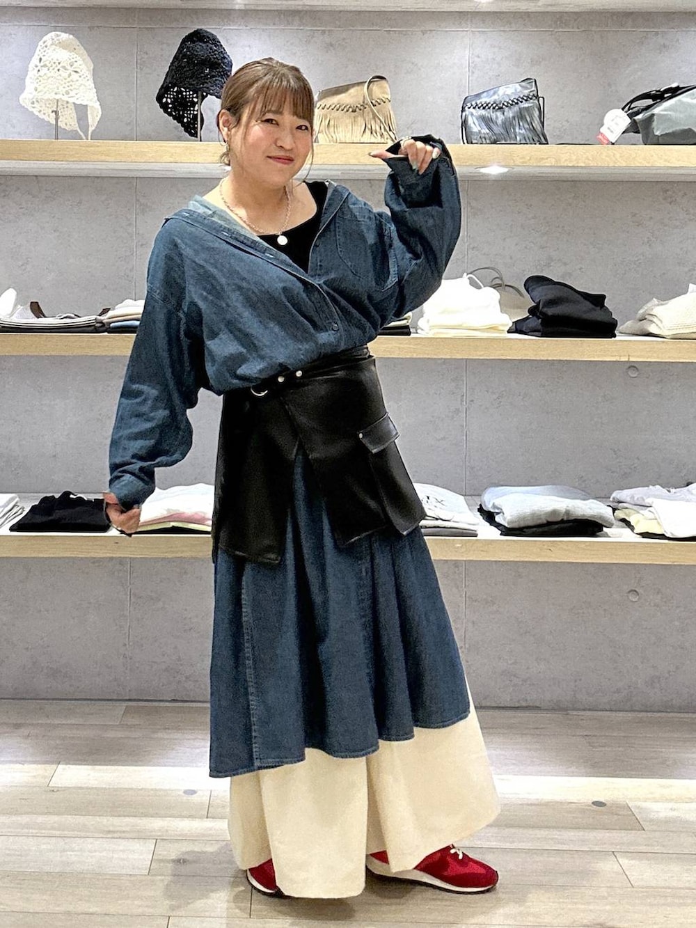 レッド系のスニーカー、ホワイト系のその他パンツ、ブルー系のワンピースを着用したレディースの春コーディネートの4枚目の写真