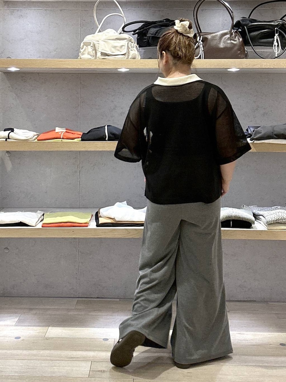 グレー系のその他パンツ、ブラック系のタンクトップ、ブラック系のニット/セーターを着用したレディースの夏コーディネートの2枚目の写真
