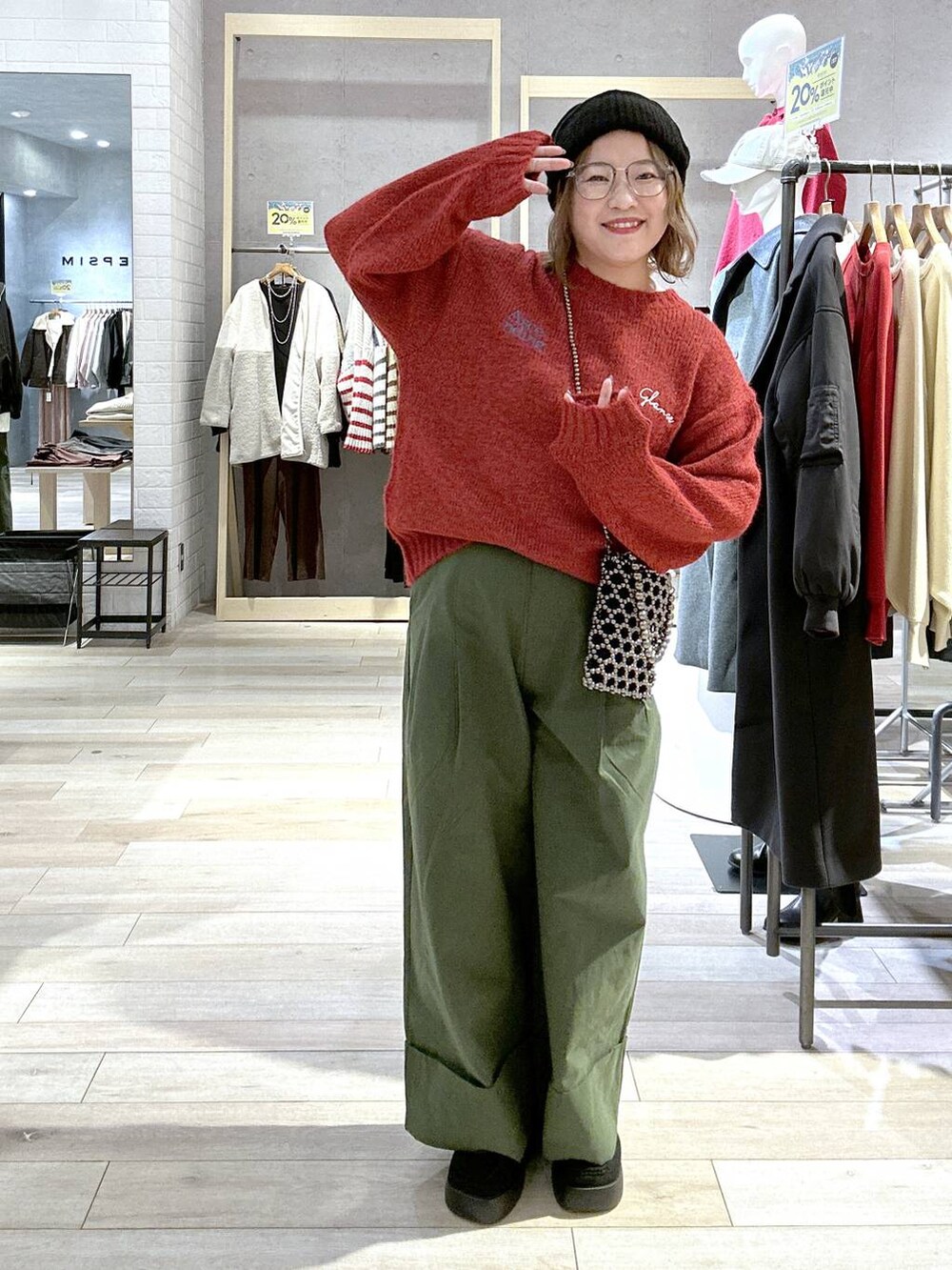 ブラック系のショルダーバッグ、グリーン系のその他パンツ、レッド系のニット/セーターを着用したレディースの秋コーディネートの5枚目の写真