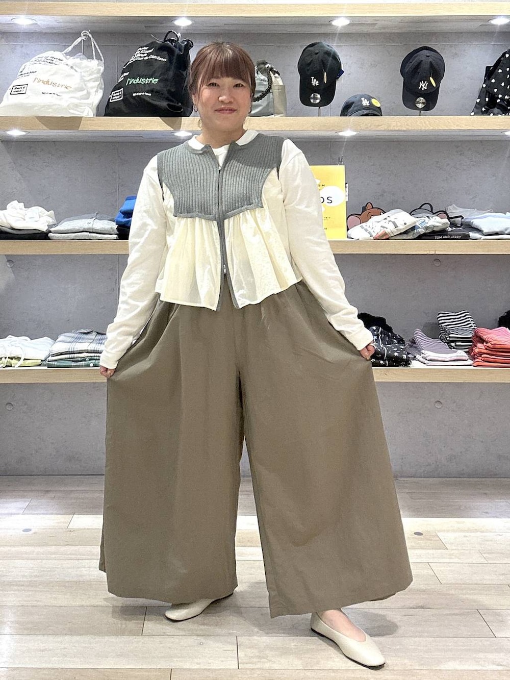 グリーン系のその他パンツ、ホワイト系のパンプス、ホワイト系のTシャツ/カットソーを着用したレディースの春コーディネートの4枚目の写真