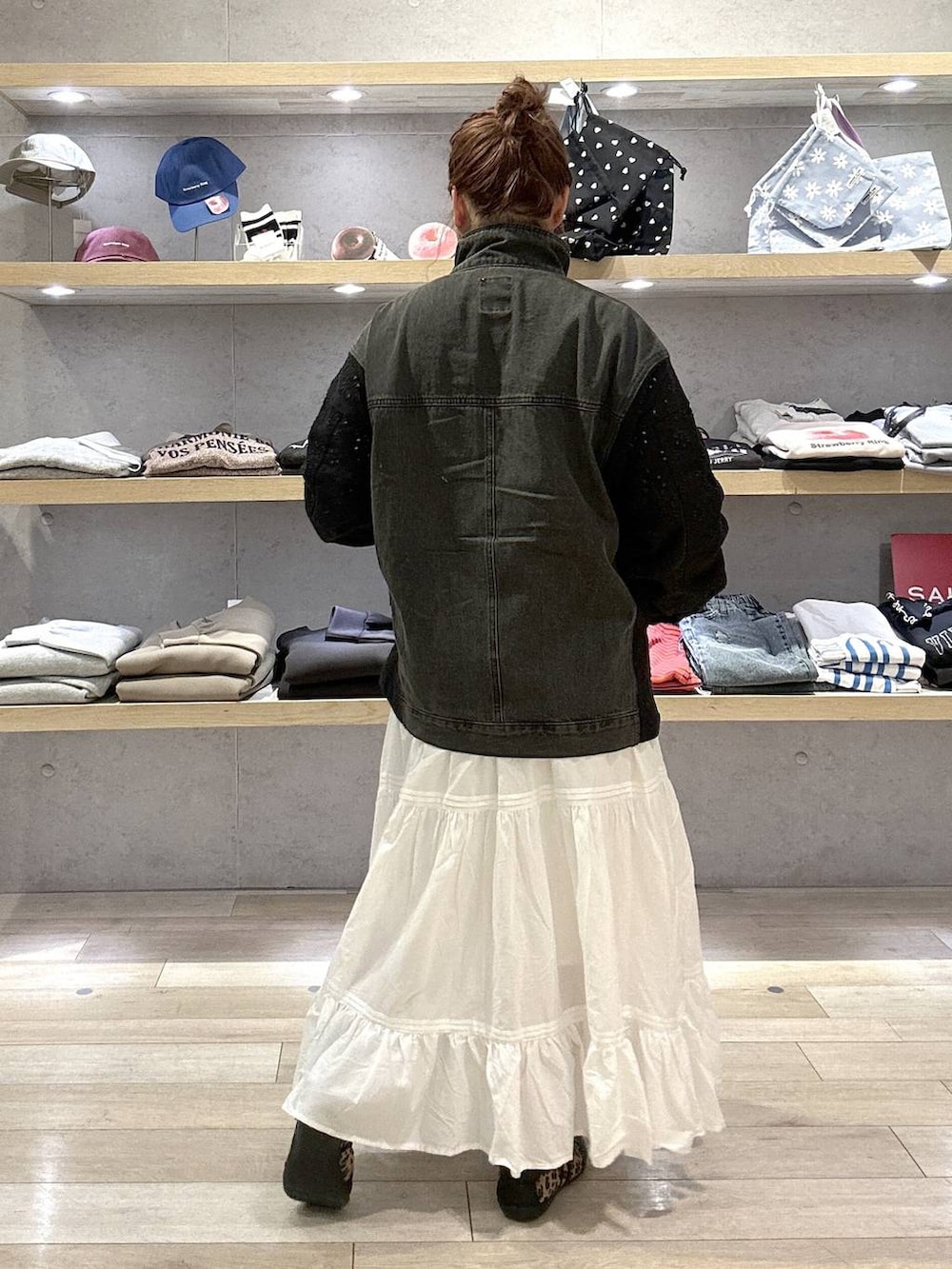 その他のパンプス、ブラック系のデニムジャケット、ホワイト系のニット/セーターを着用したレディースの冬コーディネートの2枚目の写真