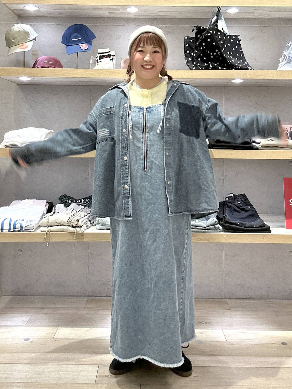 イエロー系のTシャツ/カットソー、ブルー系のシャツ/ブラウス、ブルー系のマタニティウェア/グッズを着用したレディースの冬コーディネートの3枚目の写真