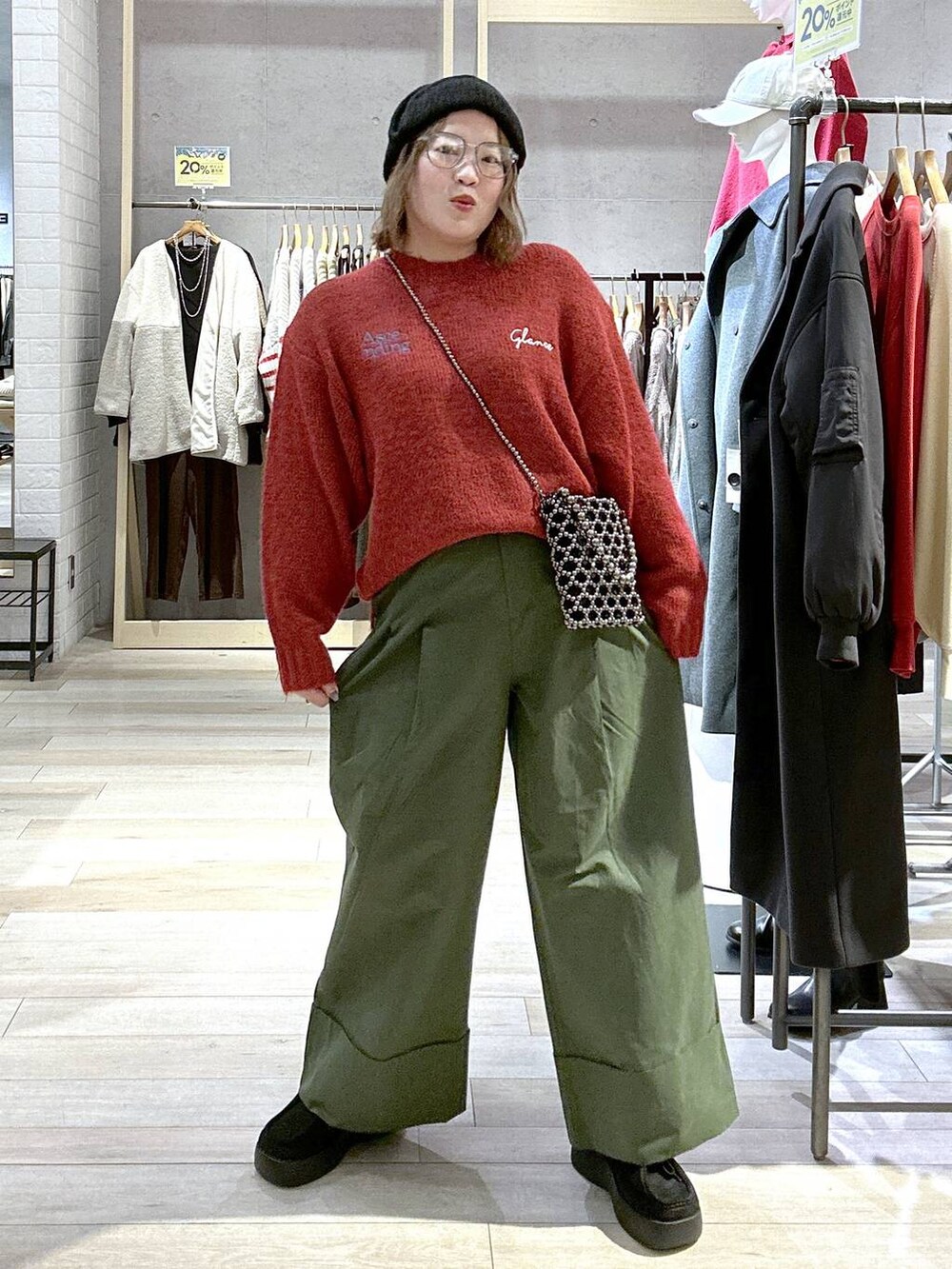 ブラック系のショルダーバッグ、グリーン系のその他パンツ、レッド系のニット/セーターを着用したレディースの秋コーディネートの4枚目の写真