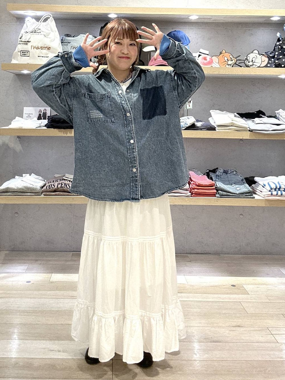 ブルー系のシャツ/ブラウス、その他のパンプス、ホワイト系のニット/セーターを着用したレディースの春コーディネートの5枚目の写真