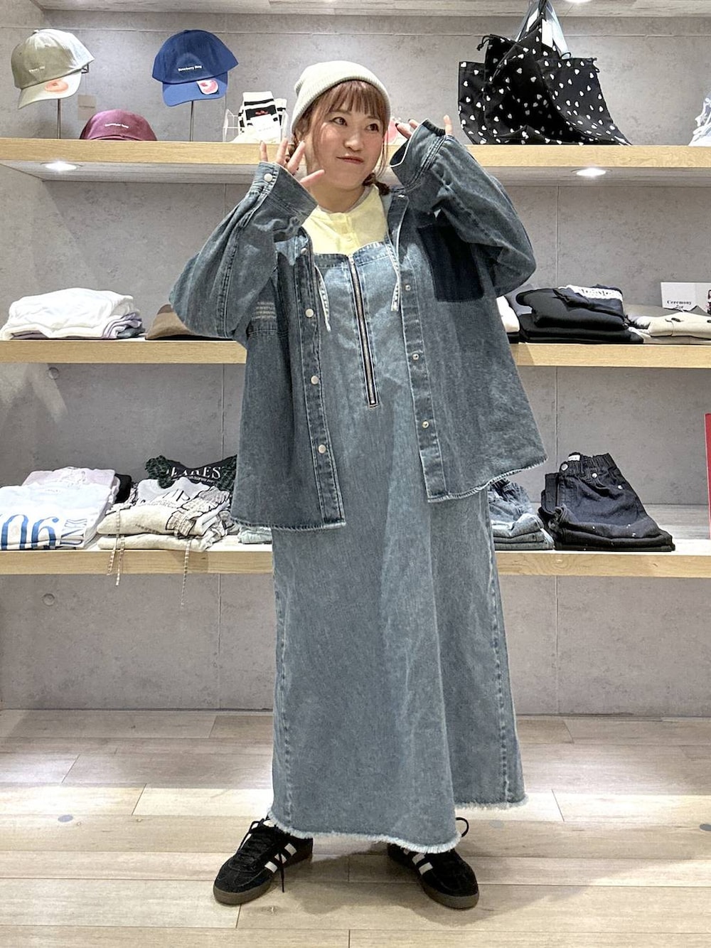 イエロー系のTシャツ/カットソー、ブルー系のシャツ/ブラウス、ブルー系のマタニティウェア/グッズを着用したレディースの冬コーディネートの5枚目の写真