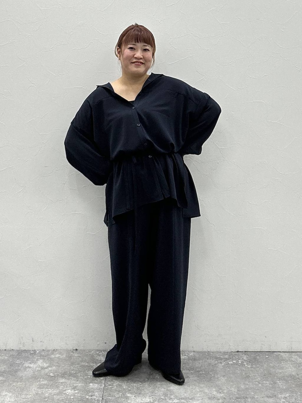 ブルー系のその他パンツ、ブルー系のシャツ/ブラウス、ブラック系のパンプスを着用したレディースの冬コーディネートの3枚目の写真