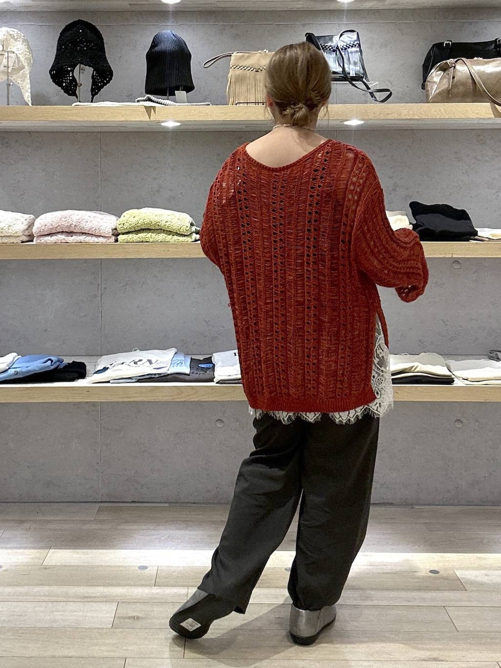 その他のパンプス、グレー系のその他パンツ、レッド系のニット/セーターを着用したレディースの春コーディネートの2枚目の写真