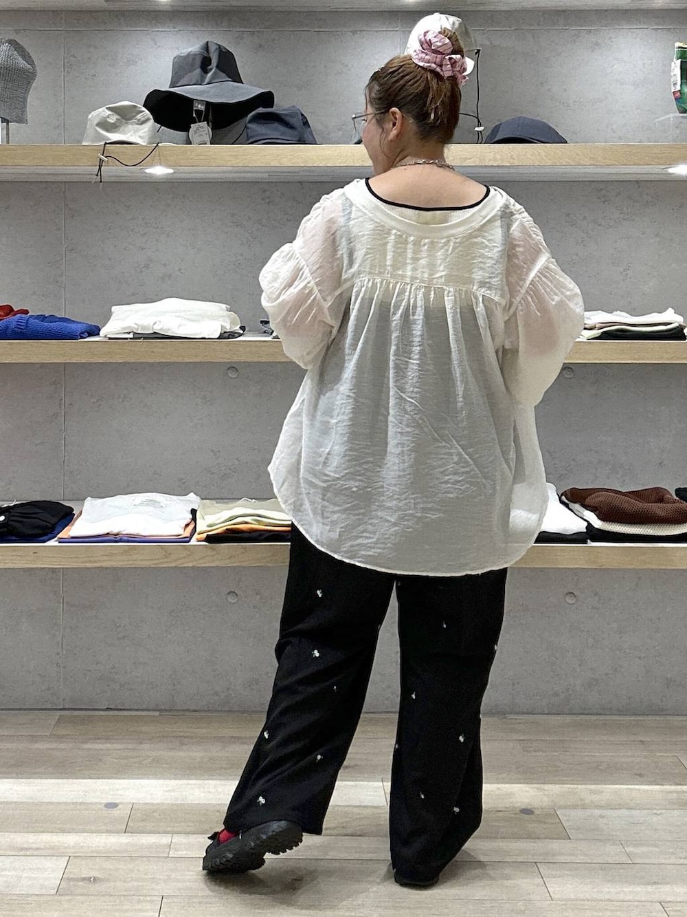 ベージュ系のシャツ/ブラウス、ホワイト系のタンクトップ、ブラック系のサロペット/オーバーオールを着用したレディースの夏コーディネートの2枚目の写真