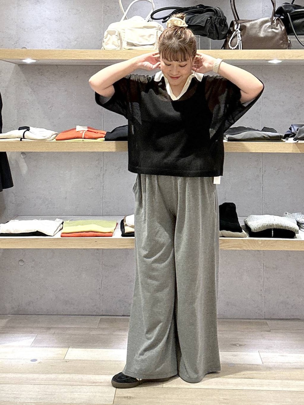 グレー系のその他パンツ、ブラック系のタンクトップ、ブラック系のニット/セーターを着用したレディースの夏コーディネートの3枚目の写真