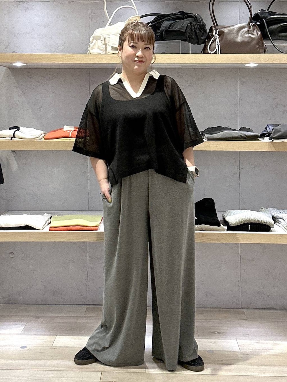 グレー系のその他パンツ、ブラック系のタンクトップ、ブラック系のニット/セーターを着用したレディースの夏コーディネートの5枚目の写真