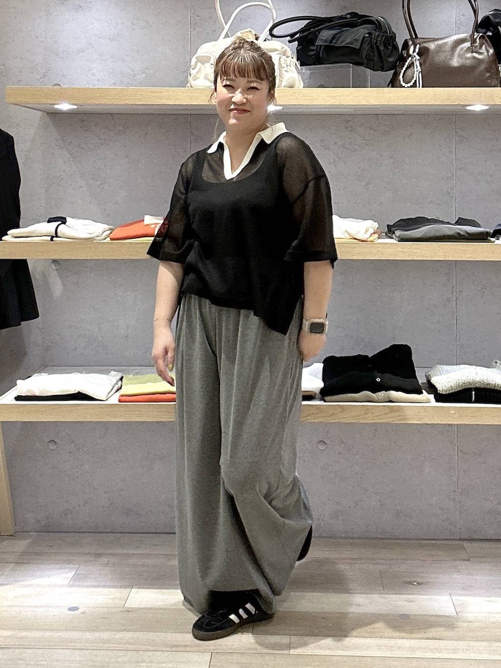グレー系のその他パンツ、ブラック系のタンクトップ、ブラック系のニット/セーターを着用したレディースの夏コーディネートの4枚目の写真