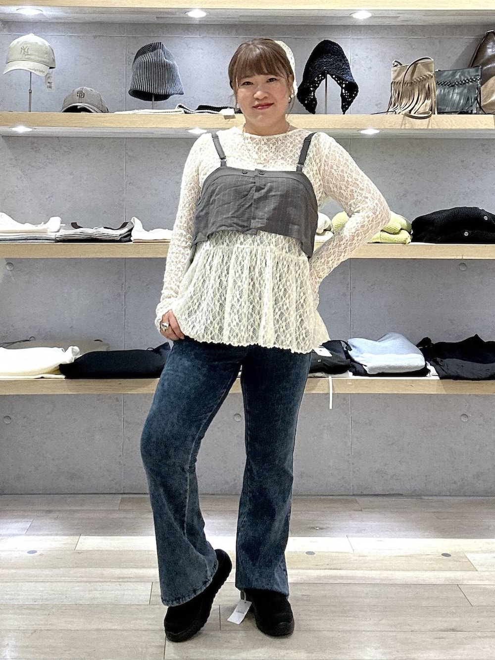 ブラック系のその他シューズ、ホワイト系のシャツ/ブラウス、ブルー系のデニムパンツを着用したレディースの春コーディネートの3枚目の写真