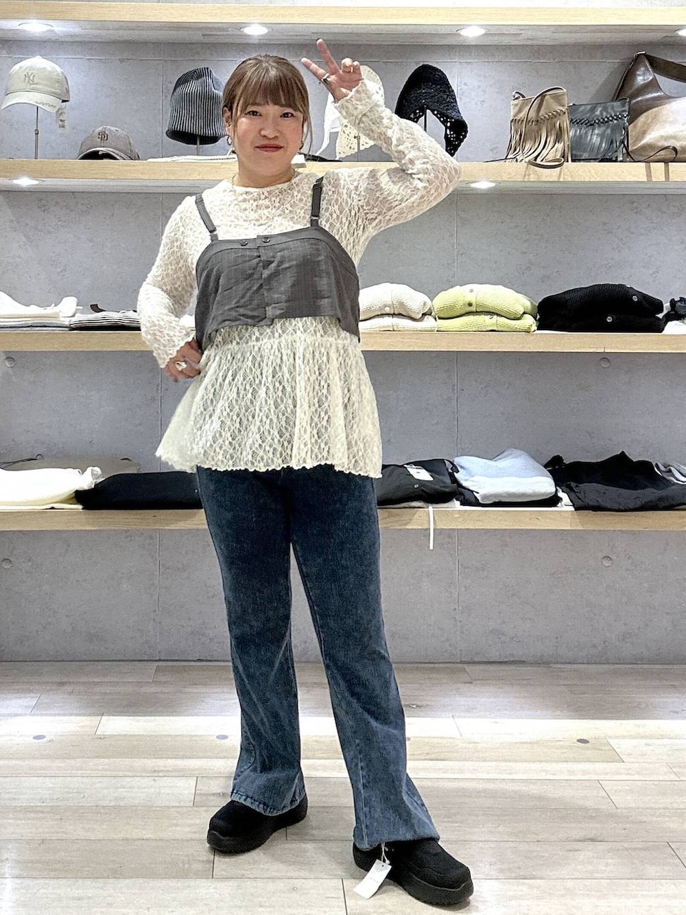 ブラック系のその他シューズ、ホワイト系のシャツ/ブラウス、ブルー系のデニムパンツを着用したレディースの春コーディネートの5枚目の写真