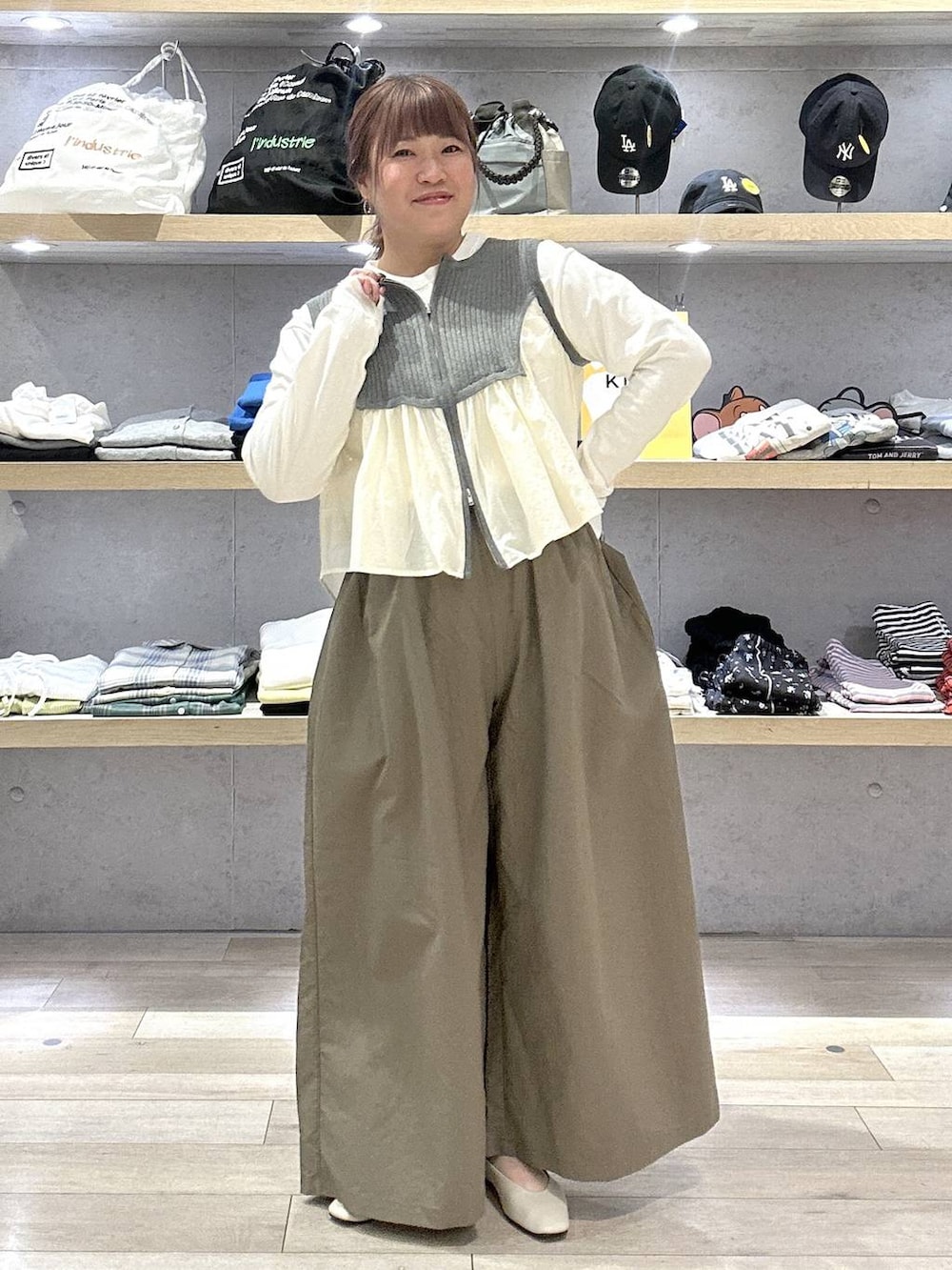 グリーン系のその他パンツ、ホワイト系のパンプス、ホワイト系のTシャツ/カットソーを着用したレディースの春コーディネートの3枚目の写真