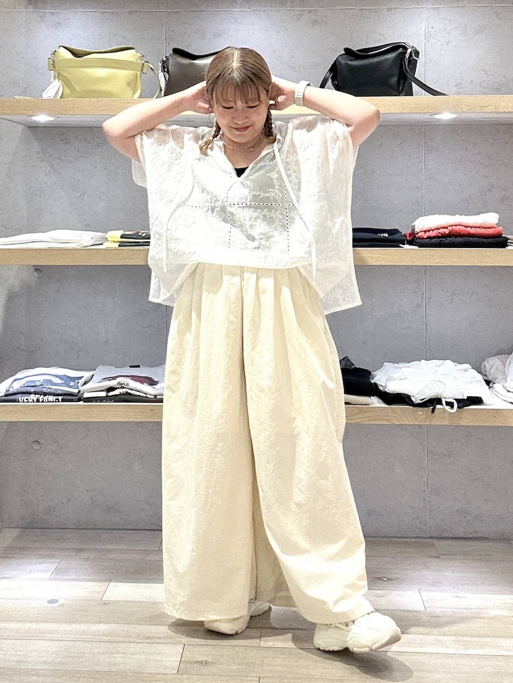 ホワイト系のその他パンツ、ホワイト系のシャツ/ブラウス、ブラック系のタンクトップを着用したレディースの夏コーディネートの3枚目の写真