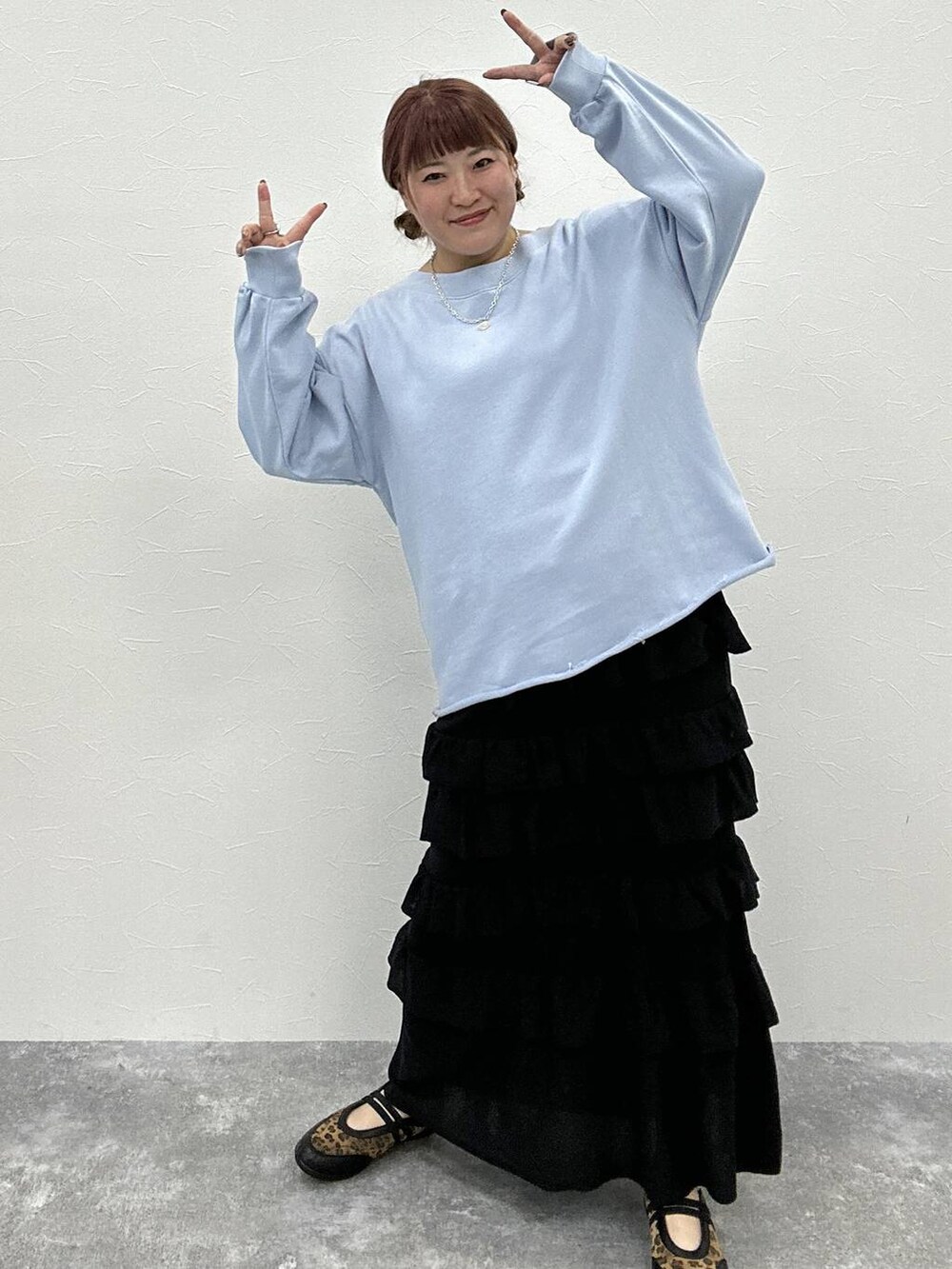 その他のパンプス、ブルー系のTシャツ/カットソー、ブラック系のスカートを着用したレディースの春コーディネートの5枚目の写真