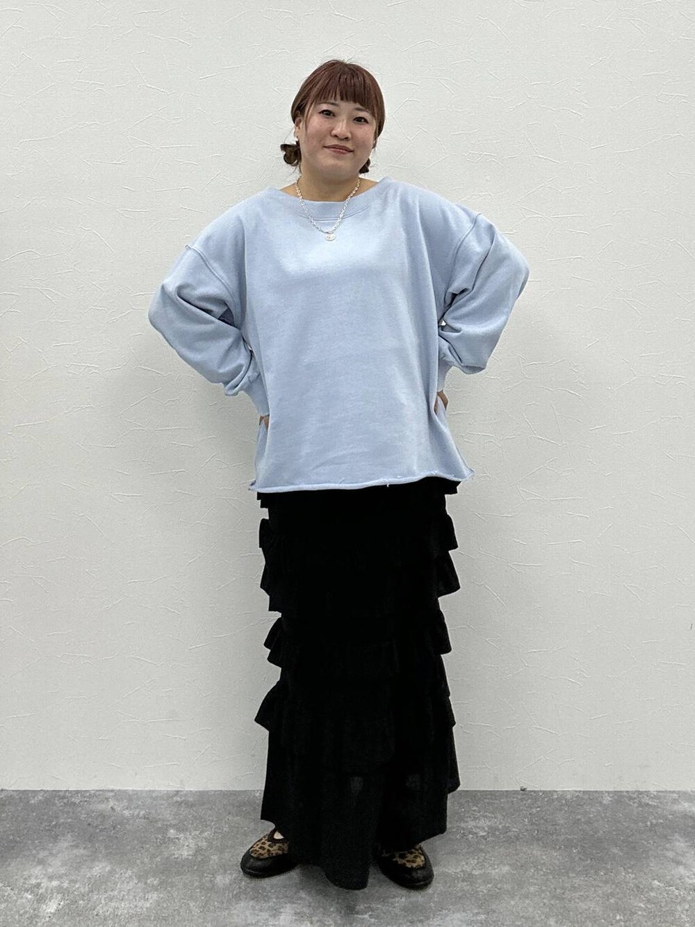 その他のパンプス、ブルー系のTシャツ/カットソー、ブラック系のスカートを着用したレディースの春コーディネートの4枚目の写真