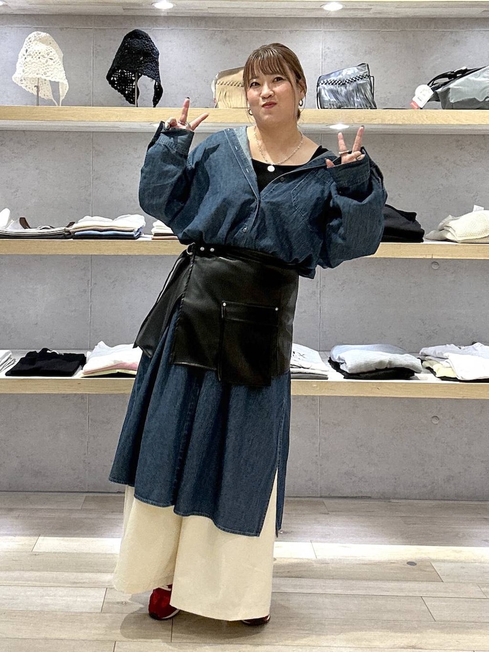 レッド系のスニーカー、ホワイト系のその他パンツ、ブルー系のワンピースを着用したレディースの春コーディネートの5枚目の写真