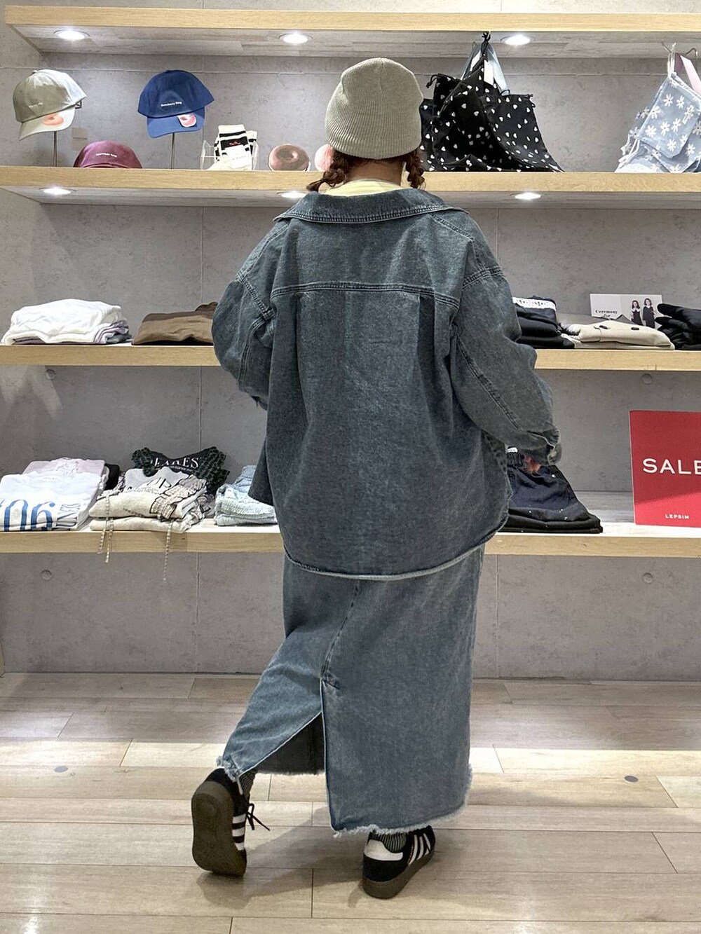 イエロー系のTシャツ/カットソー、ブルー系のシャツ/ブラウス、ブルー系のマタニティウェア/グッズを着用したレディースの冬コーディネートの2枚目の写真