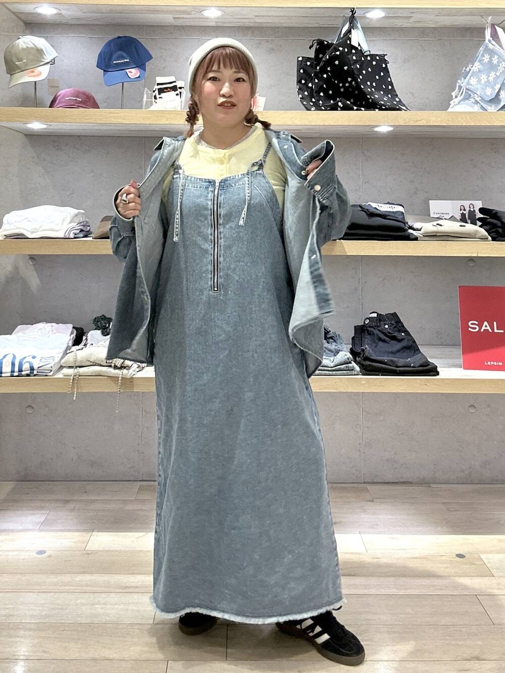 イエロー系のTシャツ/カットソー、ブルー系のシャツ/ブラウス、ブルー系のマタニティウェア/グッズを着用したレディースの冬コーディネートの4枚目の写真