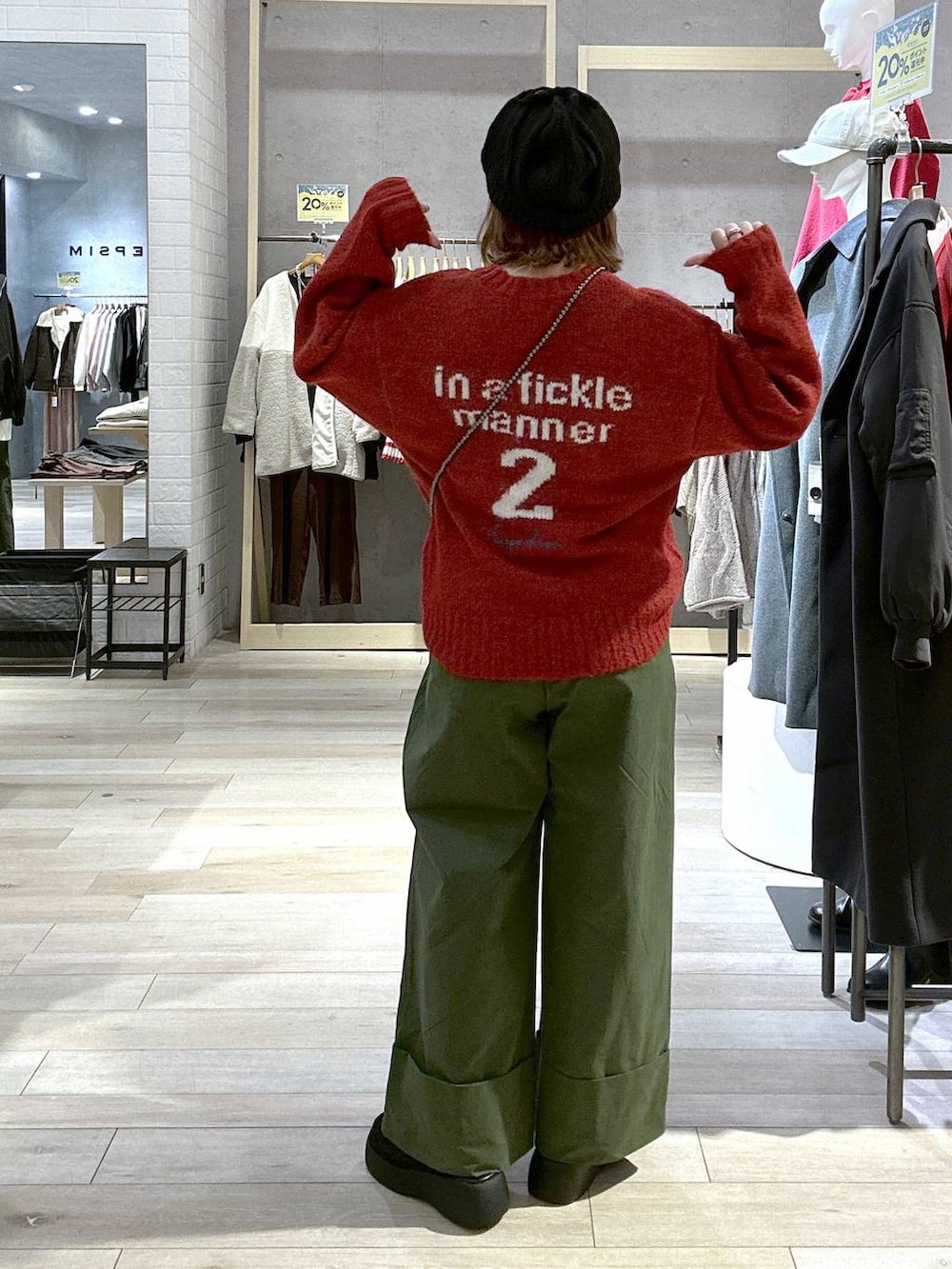 ブラック系のショルダーバッグ、グリーン系のその他パンツ、レッド系のニット/セーターを着用したレディースの秋コーディネートの2枚目の写真