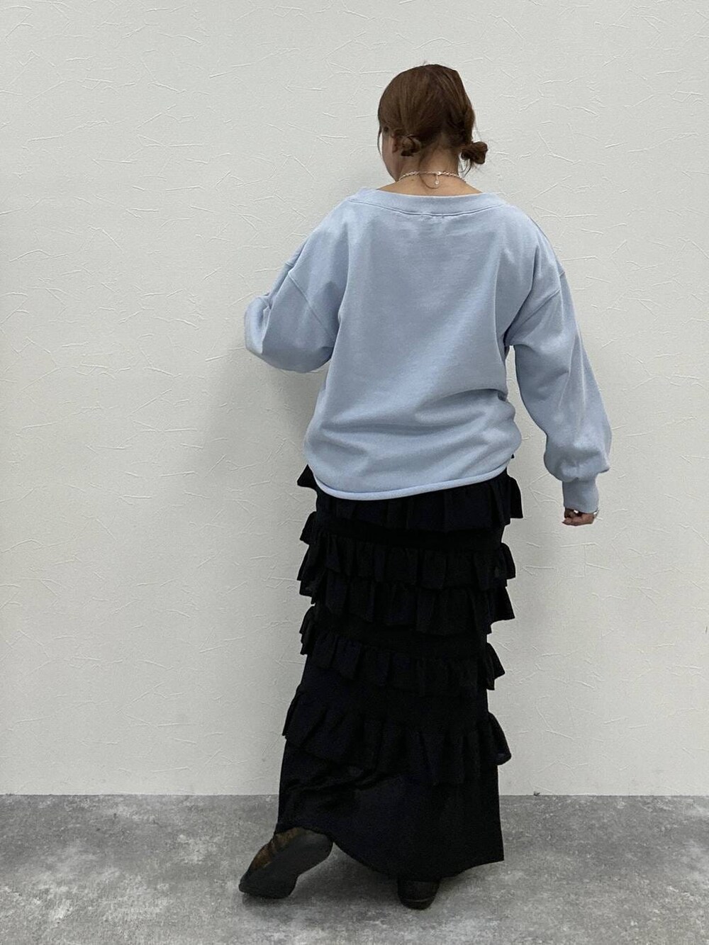 その他のパンプス、ブルー系のTシャツ/カットソー、ブラック系のスカートを着用したレディースの春コーディネートの2枚目の写真