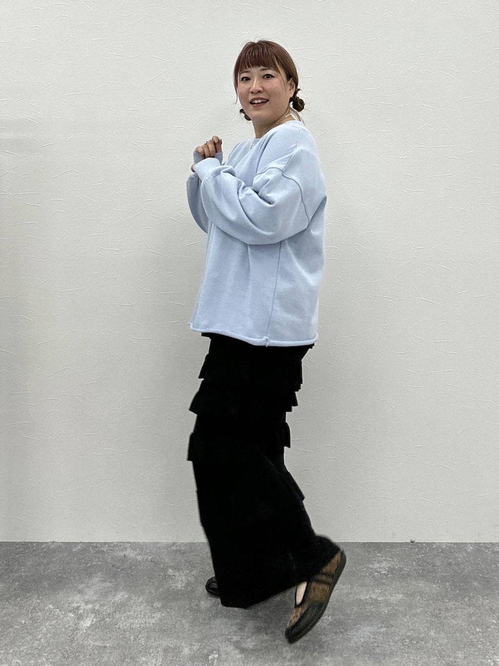 その他のパンプス、ブルー系のTシャツ/カットソー、ブラック系のスカートを着用したレディースの春コーディネートの3枚目の写真