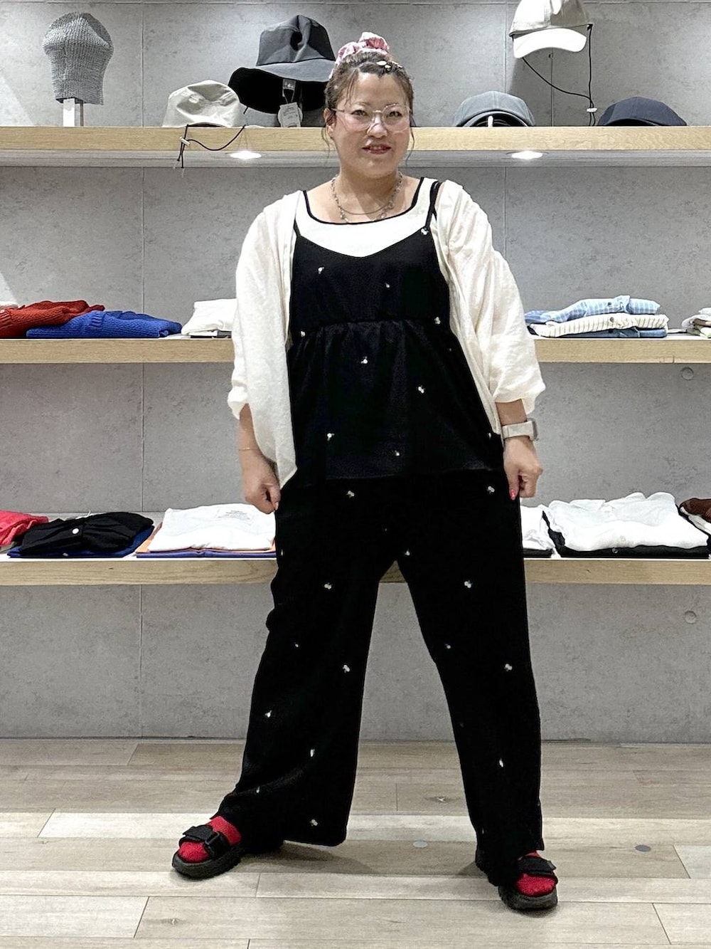 ベージュ系のシャツ/ブラウス、ホワイト系のタンクトップ、ブラック系のサロペット/オーバーオールを着用したレディースの夏コーディネートの4枚目の写真