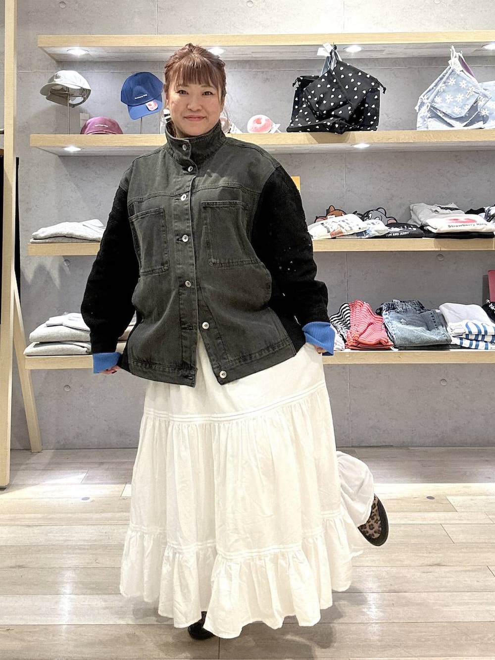 その他のパンプス、ブラック系のデニムジャケット、ホワイト系のニット/セーターを着用したレディースの冬コーディネートの5枚目の写真