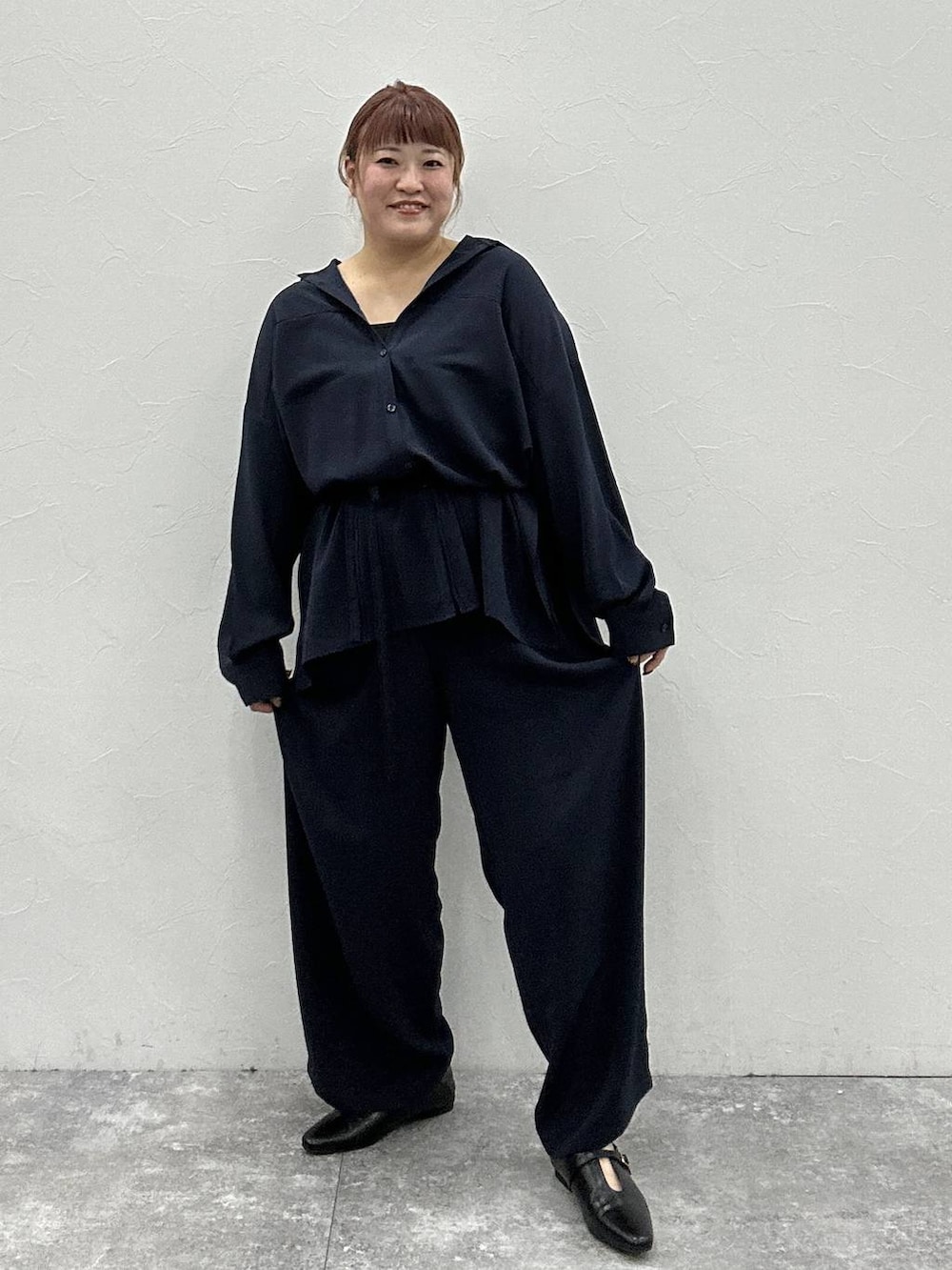 ブルー系のその他パンツ、ブルー系のシャツ/ブラウス、ブラック系のパンプスを着用したレディースの冬コーディネートの4枚目の写真