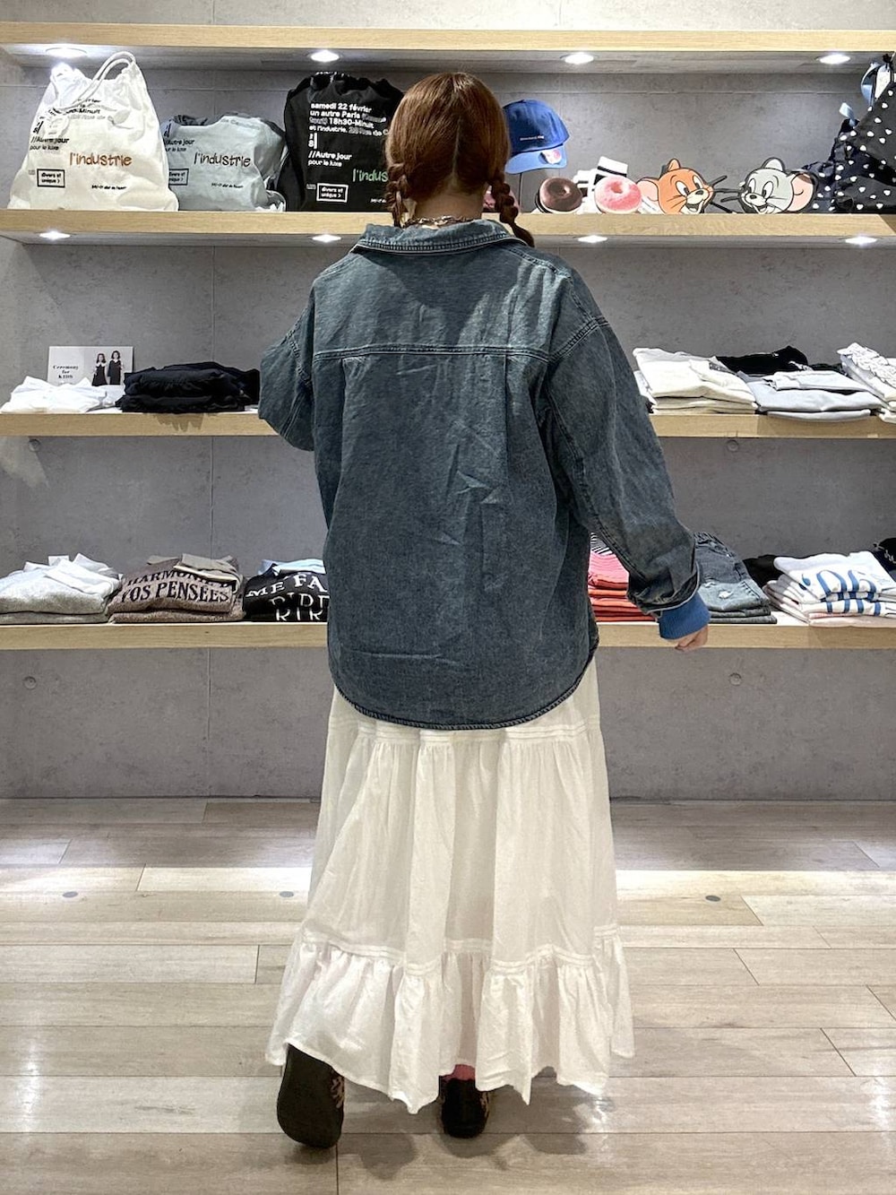 ブルー系のシャツ/ブラウス、その他のパンプス、ホワイト系のニット/セーターを着用したレディースの春コーディネートの2枚目の写真