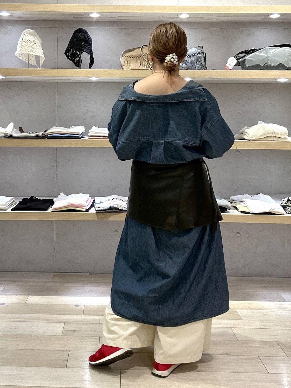 レッド系のスニーカー、ホワイト系のその他パンツ、ブルー系のワンピースを着用したレディースの春コーディネートの2枚目の写真