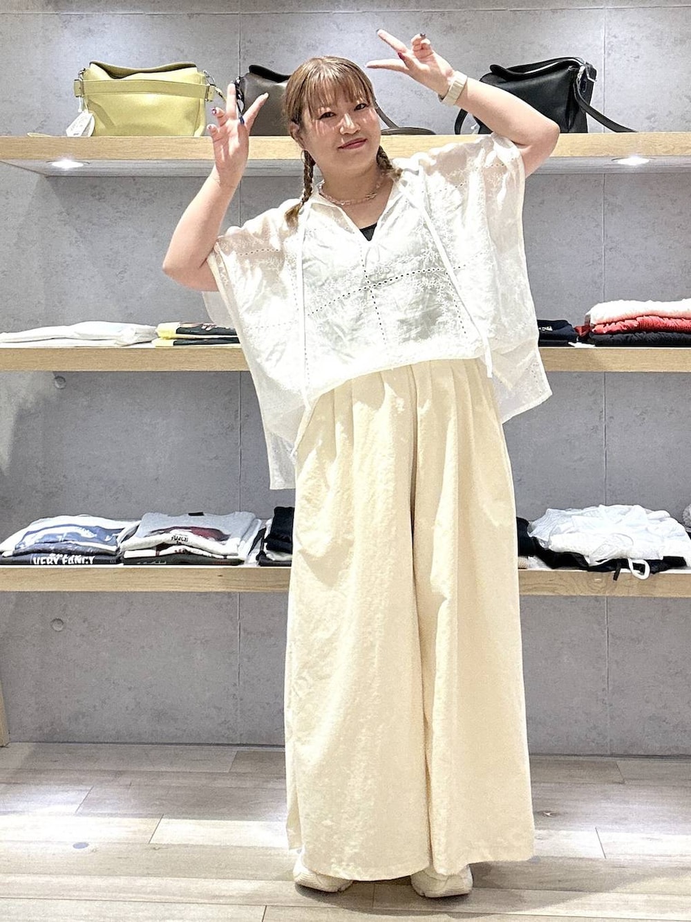 ホワイト系のその他パンツ、ホワイト系のシャツ/ブラウス、ブラック系のタンクトップを着用したレディースの夏コーディネートの4枚目の写真