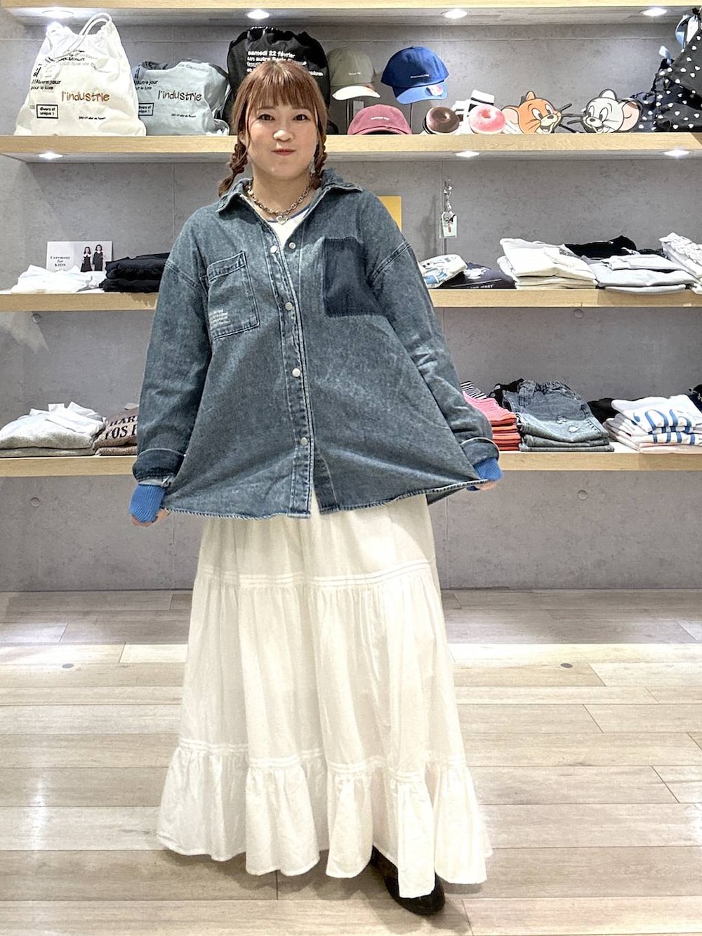 ブルー系のシャツ/ブラウス、その他のパンプス、ホワイト系のニット/セーターを着用したレディースの春コーディネートの4枚目の写真